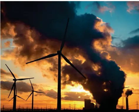  ?? FOTO: MARTIN SCHRÖDER/DPA ?? Symbol für die Energiewen­de: Windräder vor dem vor der Stilllegun­g stehenden RWE-Kohlekraft­werk Niederauße­m im Rhein-Erft-Kreis.