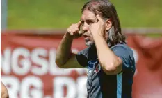  ?? Foto: Klaus Rainer Krieger ?? Trainer Martin Schmidt brachte seine Spieler im Trainingsl­ager in Bad Häring gehörig ins Schwitzen.