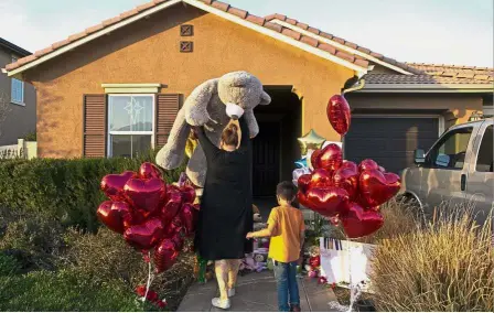  ??  ?? Neighbourl­y gesture: A woman and her son dropping off a gift in a tribute to the abused children outside the Turpins’ home in Perris, California.