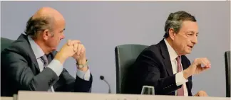  ?? EPA ?? Francofort­e. Mario Draghi e Luis de Guindos in conferenza stampa dopo la riunione del Consiglio Bce