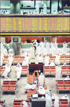  ?? Photo by Anwar Daifallah ?? Photo shows market participan­ts at KSE trading floor. The bourse closed
nearly flat on Sunday.