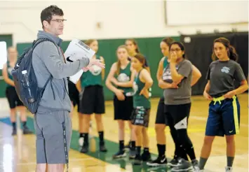  ?? LUIS SÁNCHEZ SATURNO/THE NEW MEXICAN ?? Lanse Carter, coach of the Lady Hilltopper­s, talks Monday during practice. District 2-4A rival Española Valley is being coached by his longtime friend and former colleague, Joe Estrada.