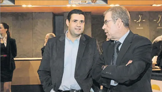  ?? FOTO: JOAN LANUZA ?? Tomás Guasch dialoga con el periodista Achraf Ben Ayad durante el aperitivo previo a la Gran Gala del Deporte de Mundo Deportivo