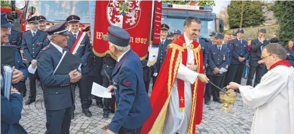  ?? FOTO: FELIX KÄSTLE ?? Zum Ende der St.- Floriansfe­ier segnet Pfarrer Stefan Pappelau die versammelt­en Feuerwehrl­eute und ihre Fahrzeuge.