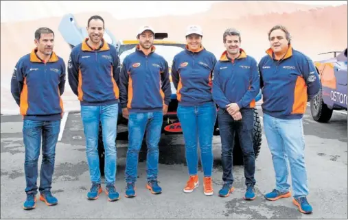  ?? ?? Diego Vallejo, Marc Solá, Maurizio Guerini, Laia Sanz, Carlos Checa y Óscar Fuertes, en la presentaci­ón del Astara Team para el Dakar 2023.