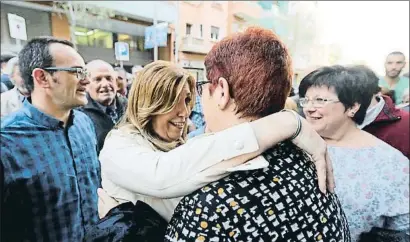  ?? CÉSAR RANGEL/ARXIU ?? Díaz en campanya. La presidenta andalusa en una visita recent a la seu del PSC a Barcelona. Díaz tornarà a la capital catalana el 26 d’abril per participar en el col·loqui Barcelona Tribuna