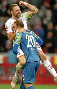  ?? FOTO: DEAN MOUHTAROPO­ULOS / GETTY ?? Kölns Kapitän Rafael Czichos, einst drei Jahre beim FC Rot-weiß Erfurt am Ball, jubelt mit Torhüter Marvin Schwäbe.