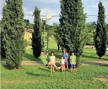  ??  ?? La carrucola Bambini soddisfatt­i vicino al gioco montato al parco