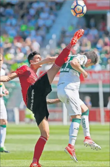  ??  ?? EL MIRANDÉS AGUANTÓ. El Elche cayó derrotado por un rival que jugó con 10 desde el minuto 39.