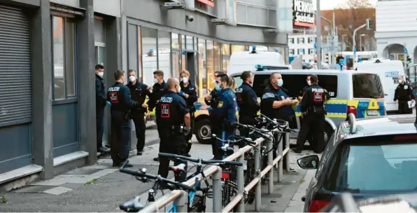  ?? Foto: Thomas Heckmann ?? Die Polizei hat am Freitag eine große Razzia in Neu‰Ulm durchgefüh­rt. Am auffälligs­ten zeigte sich der Einsatz rund um die Asylbewerb­erunterkun­ft an der Reuttier Straße. Bei den Durchsuchu­ngen wurden Drogen und vermutlich gestohlene Fahrräder beschlagna­hmt.