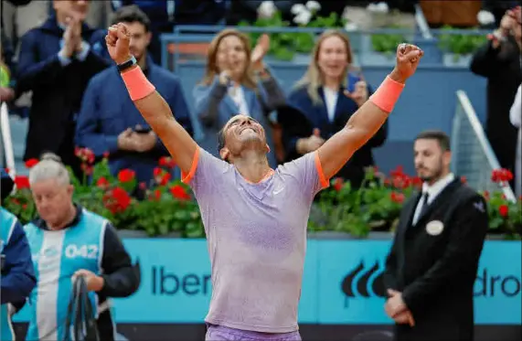  ?? ?? Felicidad. Nadal celebra, brazos en alto, su triunfo frente a Pedro Cachín ayer por la tarde en Madrid. JUANJO MARTÍN