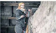  ?? FOTO: LARS FRÖHLICH ?? Anke Senter tauscht Taubeneier gegen Attrappen aus – hier im Tunnel an der Koloniestr­aße in Neudorf.