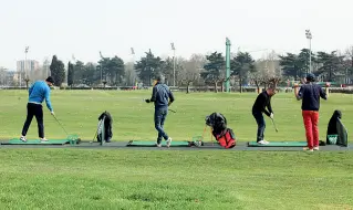  ?? (LaPreasse) ?? Pratica
Le postazioni del San Siro Golf dove è possibile allenarsi tutti i giorni. La lunghezza del campo è di 240 metri