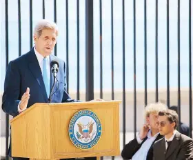  ??  ?? El secretario de Estado John Kerry izó el viernes la bandera de Estados Unidos en la embajada de ese país en Cuba.