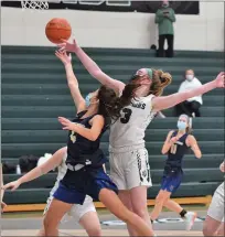  ?? AUSTIN HERTZOG - MEDIANEWS GROUP ?? Methacton’s Cassidy Kropp blocks the drive attempt of SpringFord’s Anna Azzara during the second half Thursday.