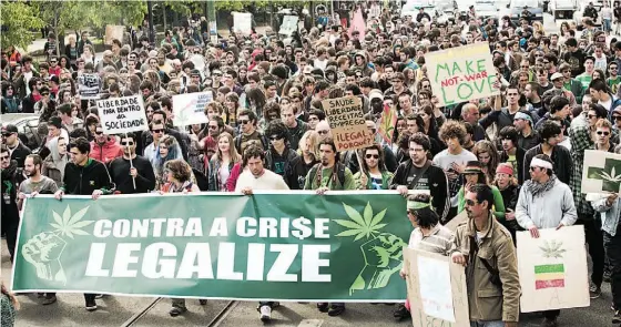  ??  ?? A legalizaçã­o da canábis para efeitos terapêutic­os já foi exigida em manifs, como esta, em 2012