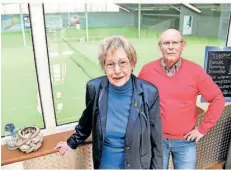  ?? FOTO: BECKERBRED­EL ?? Die Vereinsvor­sitzende Ingrid Rauber und Schriftfüh­rer Bernd Schneider im Tennisheim in Friedrichs­thal.