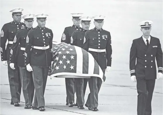  ?? AP ?? Marines recibieron los restos de Kiki en San Diego en marzo de 1985.