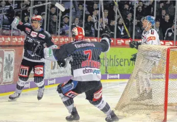  ?? FOTO: DIREVI ?? Jubel am Donnerstag­abend bei den Wild Wings: Damien Fleury nach seinem 1:0 gegen Augsburg. Dominik Bittner freut sich mit dem Torschütze­n.