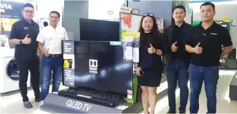  ??  ?? (From left) Jong, Chong, Elizabeth Chong and Loo posing with Samsung QLED TV.