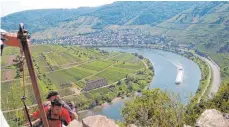  ?? FOTO: C. HEINEN/MOSELLANDT­OURISTIK ?? Wer den Calmont-Kletterste­ig gemeistert hat, der kann bei einem Ausblick über die Mosel entspannen.