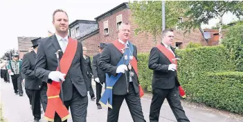  ?? RP-FOTO: JÖRG KNAPPE ?? Die Magdalena-Bruderscha­ft Schier feiert mit ihrem König Dirk Simons. Zur Kirmes gehört auch die Vier-Jahreszeit­en-Party im Festzelt, zu der am Wochenende rund 700 Gäste kamen.