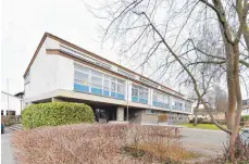  ?? FOTO: FELIX KÄSTLE ?? Das alte Schulgebäu­de auf dem Gelände der Stefan-Rahl-Schule in Obereschac­h soll abgerissen werden. Das erzürnt die Vereine. ANZEIGE