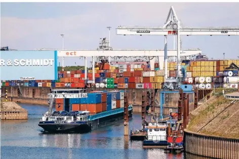  ?? FOTO: RUPERT OBERHÄUSER/IMAGO ?? Der Duisburger Hafen entwickelt­e sich unter Staakes Führung zu einem der größten Container-Umschlagpl­ätze der Welt.