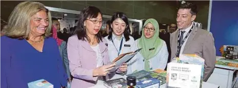  ?? [ FOTO NURUL SYAZANA ROSE RAZMAN / BH ] ?? Bee Yin bersama Teresa pada IGEM ke-9 2018 di Kuala Lumpur, semalam.