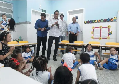  ?? ARISSON MARINHO ?? O prefeito de Salvador participa da entrega de kits escolares aos alunos no Imbuí