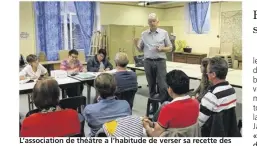  ??  ?? L’associatio­n de théâtre a l’habitude de verser sa recette des représenta­tions à des associatio­ns. M. De Blic de la fondation Raoul Follereau est venu en début de réunion pour présenter l’associatio­n et pour remercier « La Grande récré » pour son don.