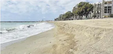  ?? EVA BELLIDO ?? Los vecinos de la asociación Benicàssim Sur denuncian el mal estado de la playa Heliópolis, que presenta escalones.