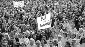  ??  ?? Op het hoogtepunt van de acties in het basisonder­wijs verzamelde­n zich ruim 60.000 leraren. en schoolleid­ers in het Haagse Zuiderpark om te protestere­n. (Foto: AD)