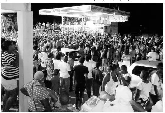  ?? PHOTO BY GARETH DAVIS SR ?? A section of the massive crowd at a Jamaica Labour Party spot meeting in Manchionea­l, Portland.