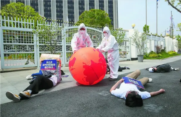  ?? AP ?? Activistas medioambie­ntales se manifiesta­n frente a la sede del Gobierno en Seúl (Corea del Sur) durante el Día de la Tierra