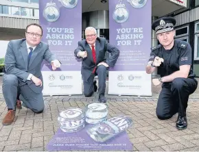  ??  ?? Campaign launched Chief Superinten­dent Roddy Irvine, council leader Jim Logue and John Lee from the Scottish Grocers Federation