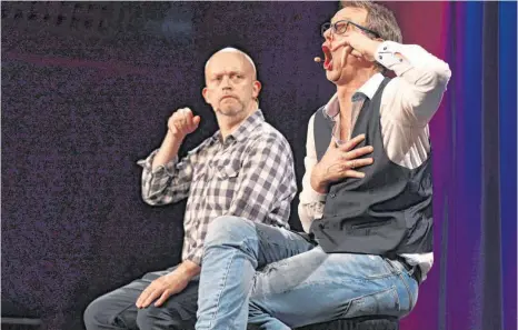  ?? FOTO: FELIX KÄSTLE ?? Innen 20 – außen ranzig. Comedy im Bahnhof Fischbach mit Björn Jung und Guido Fischer (rechts).