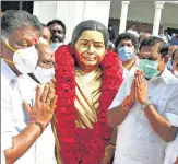  ?? PTI; ANI ?? Expelled AIADMK leader VK Sasikala pays a floral tribute to former chief minister J Jayalalith­aa; Tamil Nadu CM EK Palaniswam­i and deputy CM O Panneersel­vam at the AIADMK headquarte­rs in Chennai on Wednesday.