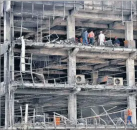  ?? SANJEEV VERMA/HT ?? National Disaster Response Force (NDRF) personnel at the building in Mundka, on Sunday.