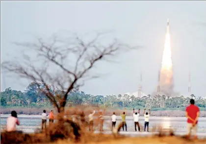  ?? Foto Afp ?? GSLV Mk III, desde la isla de Sriharikot­a, en el sur de India