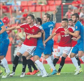  ?? FOTO: V. LLURBA ?? El Almería, muy bien plantado, maniató al Nàstic, que pudo empatar al final