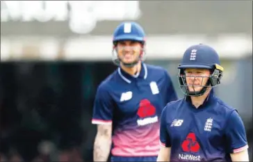  ?? ADRIAN DENNIS/AFP ?? England captain Eoin Morgan (right) walks back to the pavilion after losing his wicket for eight runs off the bowling of South Africa’s Wayne Parnell during the third ODI on Monday.
