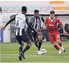  ?? FOTO: E.L. ?? Cauly Oliveira Souza (rechts) vergab in der ersten Halbzeit zwei hochkaräti­ge Chancen zum Führungsto­r.