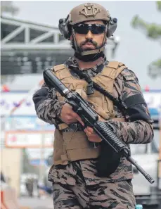  ?? FOTO: KHWAJA TAWFIQ SEDIQI/DPA ?? Ein Kämpfer einer Spezialein­heit der Taliban steht nach dem Abzug der USTruppen auf dem Flughafen Kabul.