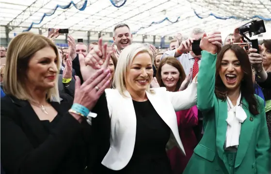  ?? FOTO: PETER MORRISON/TT-AP ?? ■ Nationalis­tpartiet Sinn Féins biträdande partiledar­e Michelle O'Neill (mitten) firar framgången i valet.