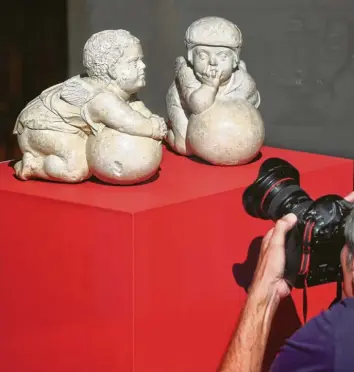  ?? Foto: Ulrich Wagner ?? Nach zwei Jahrhunder­ten wieder in Augsburg angekommen: die beiden Engelsfigu­ren des Renaissanc­e-Bildhauers Hans Daucher bei der Präsentati­on im Maximilian­museum. Bei den Putten waren Sie schnell genug. Und dann hatten Sie eine Galerie aus Bremen als Partner gewonnen, die in der Auktion bei Sotheby’s in Paris gesteigert hat.