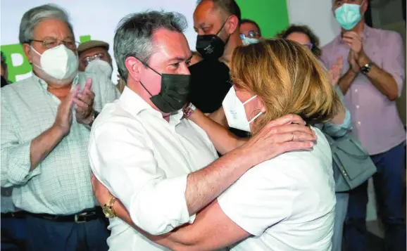 ?? EFE ?? El alcalde de Sevilla, Juan Espadas, y la líder del PSOE-A, Susana Díaz, se abrazan el domingo, tras resolverse las primarias andaluzas