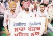  ?? BHARAT BHUSHAN/HT ?? Party workers holding a banner in support of Sukhpal Singh Khaira during the convention in Bathinda.