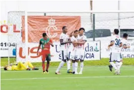  ?? DIANA MÉNDEZ ?? Los jugadores de Grecia celebran la anotación de Kenneth Cerdas, en el partido de ayer frente a Carmelita.