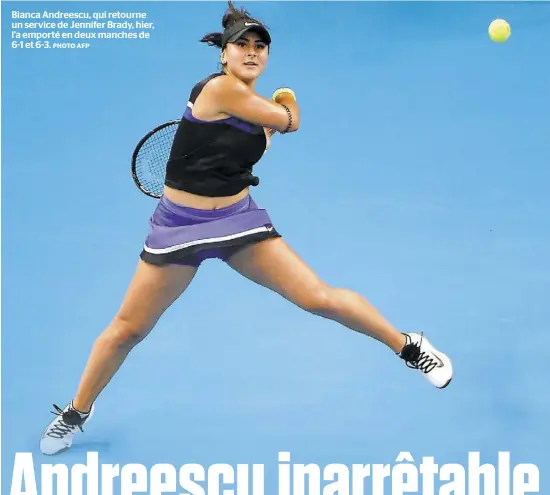  ?? PHOTO AFP ?? Bianca Andreescu, qui retourne un service de Jennifer Brady, hier, l’a emporté en deux manches de 6-1 et 6-3.